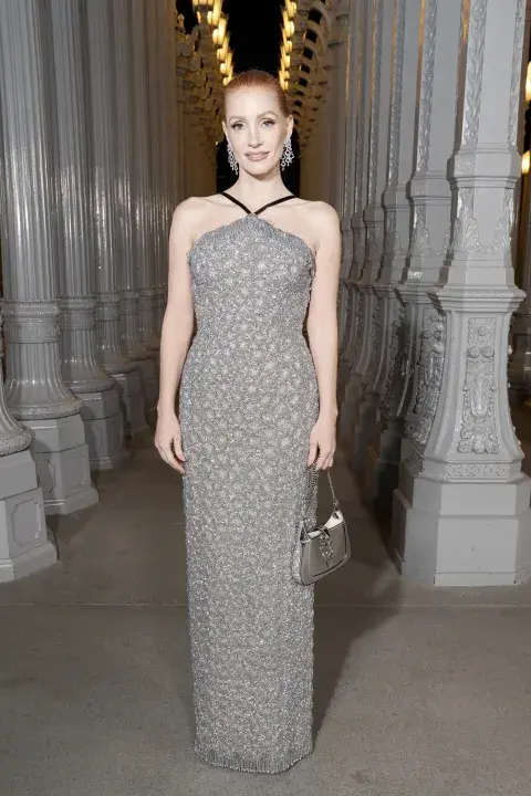Jessica Chastain y su vestido metálico Gucci en la Gala LACMA Art+Film 2023. Jessica Chastain y su vestido metálico Gucci en la Gala LACMA Art+Film 2023.