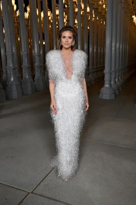 Heidi Klum y un elegante vestido de plumas blanco, en la Gala LACMA Art+Film 2023. Heidi Klum y un elegante vestido de plumas blanco, en la Gala LACMA Art+Film 2023.