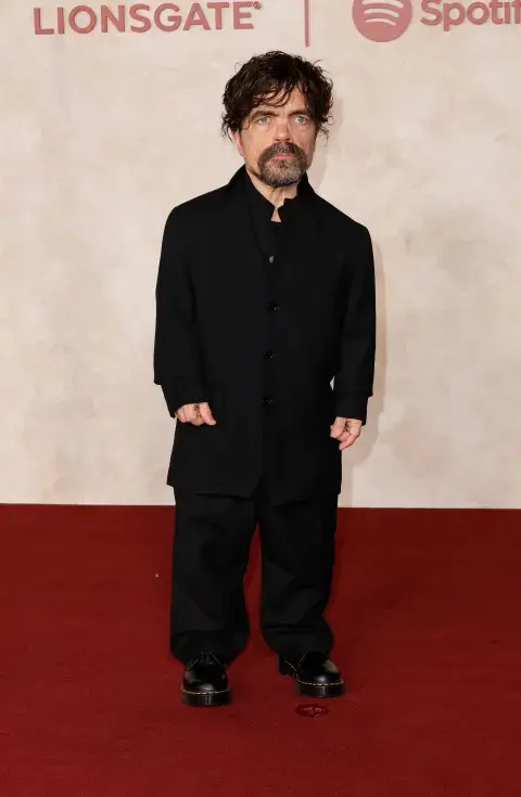 Peter Dinklage, el inolvidable Tyrion de Game of Thrones, ahora uno de los protagonistas de Los juegos del hambre: Balada de pájaros cantores y serpientes. Peter Dinklage, el inolvidable Tyrion de Game of Thrones, ahora uno de los protagonistas de Los juegos del hambre: Balada de pájaros cantores y serpientes.