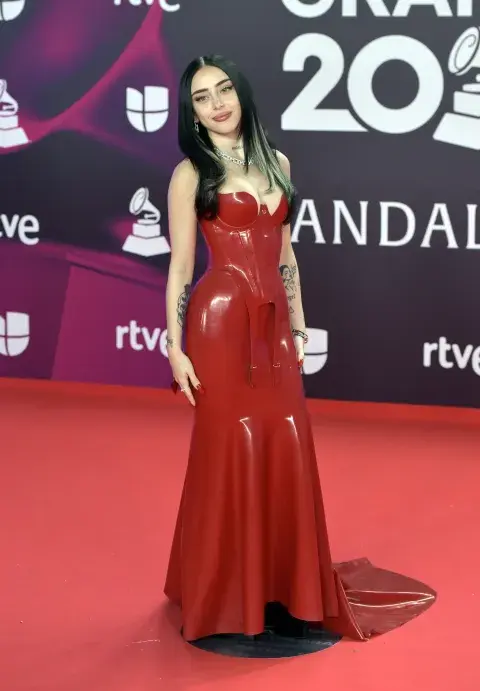 Nicki Nicole y un vestido rojo fuego en los Latin Grammy 2023.
