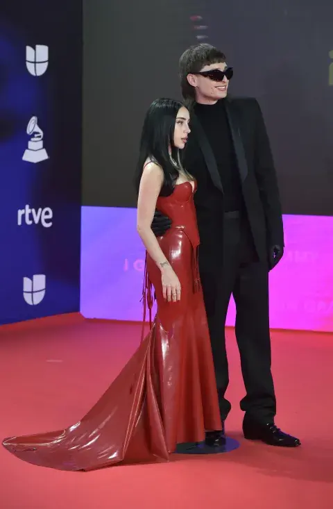 Nicki Nicole junto a Peso Pluma en la alfombra roja de los Latin Grammy 2023.