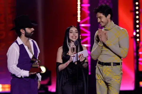 Nicki Nicole sobre el escenario de los Latin Grammy 2023. Nicki Nicole sobre el escenario de los Latin Grammy 2023.