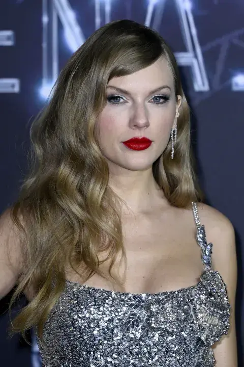 El look de Taylor Swift en la premiere de Renaissance: A Film By Beyoncé. El look de Taylor Swift en la premiere de Renaissance: A Film By Beyoncé.