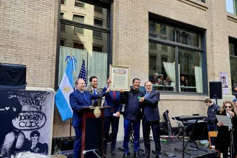 La esquina de Nueva York que fue rebautizada en honor a Charly García. La esquina de Nueva York que fue rebautizada en honor a Charly García.