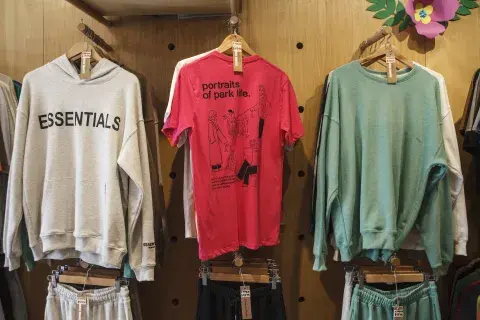 remeras en percheros remeras en percheros