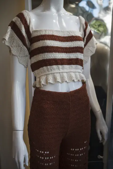 Maniquí con prendas tejidas. Maniquí con prendas tejidas.