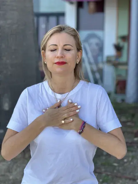 "La sensación que se manifiesta al conectar con tus guías es como cuando te sentís enamorado/a", dice Natalia. "La sensación que se manifiesta al conectar con tus guías es como cuando te sentís enamorado/a", dice Natalia.