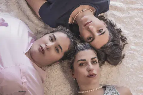 "Las cuñadas" bucea en las profundidades de una familia de clase alta que busca ocultar secretos familiares. "Las cuñadas" bucea en las profundidades de una familia de clase alta que busca ocultar secretos familiares.