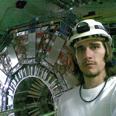 Javier joven en el Gran Colicionador de Hadrones, en el CERN Javier joven en el Gran Colicionador de Hadrones, en el CERN