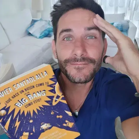 Javier y su libro ¿Qué hace un bosón como tu en un Big Bang como este? Javier y su libro ¿Qué hace un bosón como tu en un Big Bang como este?