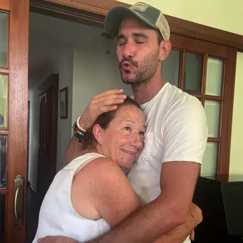 Mari Carmen con su hijo, que le salió un poco alto Mari Carmen con su hijo, que le salió un poco alto