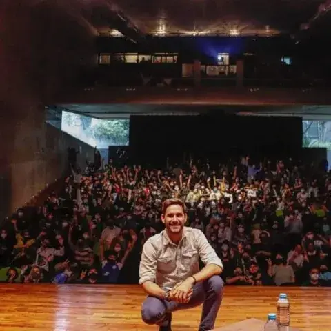 Santaolalla divulgando ciencia ante su público Santaolalla divulgando ciencia ante su público