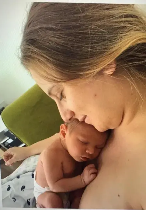 Karen Barg, junto a su bebé recién nacido. Karen Barg, junto a su bebé recién nacido.