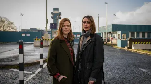 Rose Leslie y Suranne Jones, romance en Vigil. Rose Leslie y Suranne Jones, romance en Vigil.