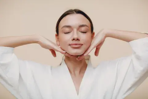 Un rutina de yoga facial para que puedas hacer en casa.