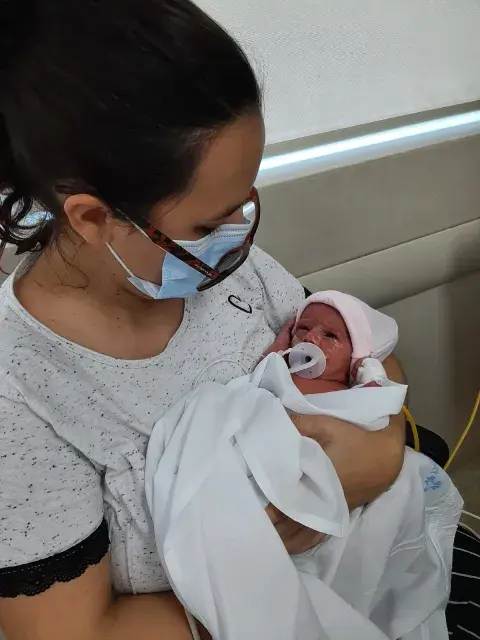 Emilia estuvo 21 días internada, recibió oxígeno con una máscara y fue alimentada con suero por una sonda.
