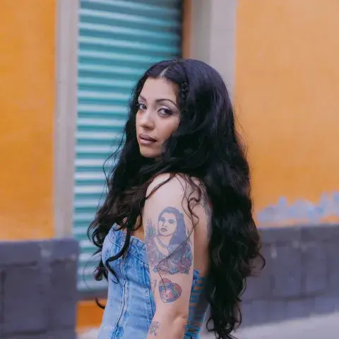 En Autopoiética, Mon Laferte dice: "Tengo 40, mami; nadie se muere de amor". En Autopoiética, Mon Laferte dice: "Tengo 40, mami; nadie se muere de amor".