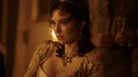 Vanessa Kirby interpreta a la ambiciosa Josefina. Vanessa Kirby interpreta a la ambiciosa Josefina.