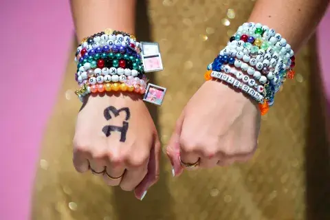 intercambiar pulseras en los recitales: una forma de sororidad y pertenencia entre las fans. intercambiar pulseras en los recitales: una forma de sororidad y pertenencia entre las fans.
