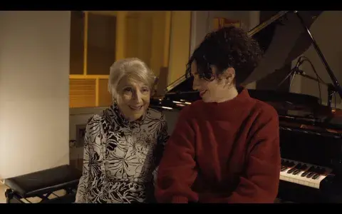 Regina conoció a Marina Wil y trabajaron juntas para grabar esta canción de amor. Regina conoció a Marina Wil y trabajaron juntas para grabar esta canción de amor.