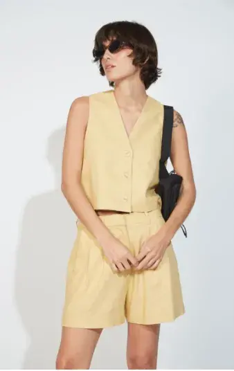 Conjunto de chaleco sastrero y bermuda (Ver, $38.400 y $36.600)