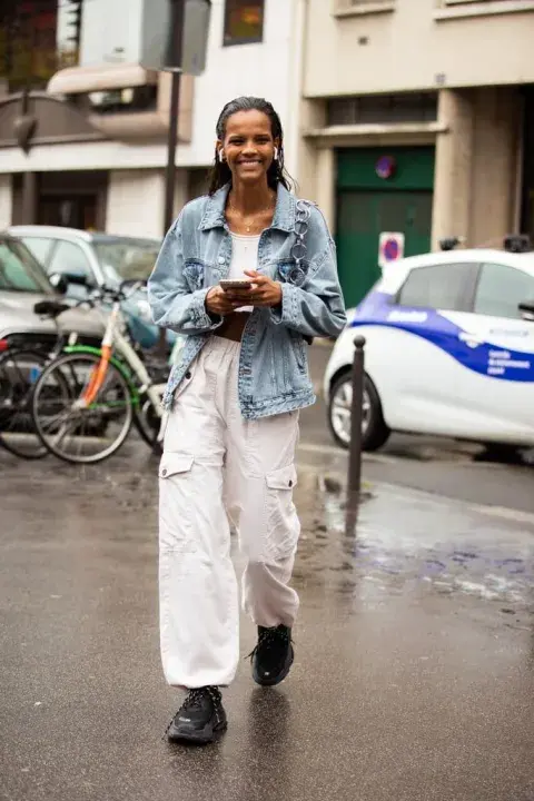 Básicos más parachute, un look cómodo y fácil de llevar. Básicos más parachute, un look cómodo y fácil de llevar.