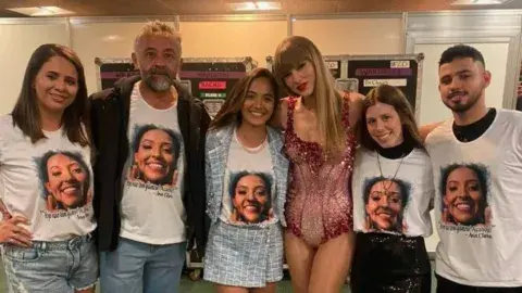 Taylor Swift junto a la familia de Ana Benevides, la fan brasilera que murió antes de uno de sus shows. 