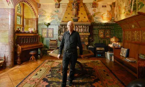 Jimmy Page en su pequeño castillo londinense. Jimmy Page en su pequeño castillo londinense.