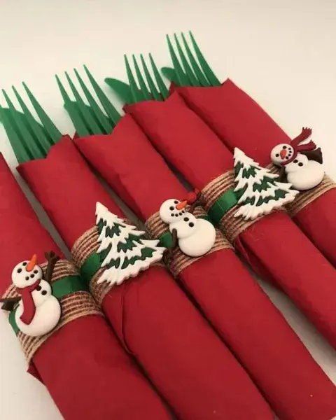 También podés crear estilos de 'cinturones' para las servilletas con deco navideña. También podés crear estilos de 'cinturones' para las servilletas con deco navideña.