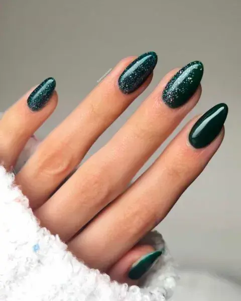 En un verde bien, bien oscuro... una cama con brillitos dorados le da un toque especial. En un verde bien, bien oscuro... una cama con brillitos dorados le da un toque especial.