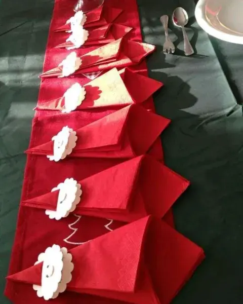 Doblada en forma de Papa Noel, cortas unas barbitas en papel blanco. Doblada en forma de Papa Noel, cortas unas barbitas en papel blanco.