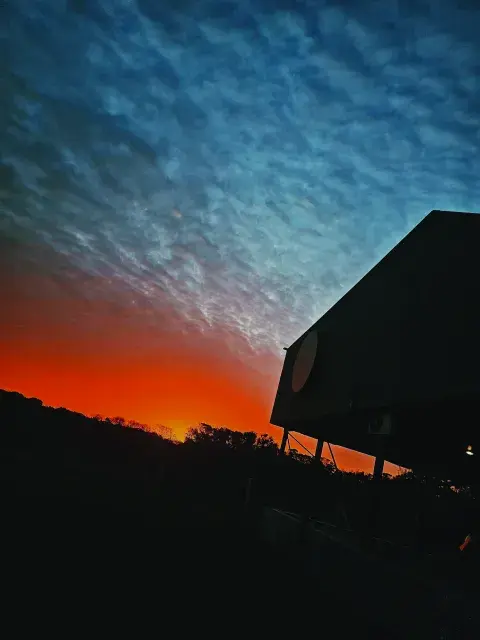 Así se ve el perfil de la casa elevada en los atardeceres rojizos frente al mar.
