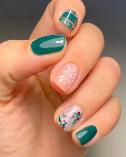 En un verde súper navideño, el juego es elegir diseños diferentes para algunas de las uñas. En un verde súper navideño, el juego es elegir diseños diferentes para algunas de las uñas.