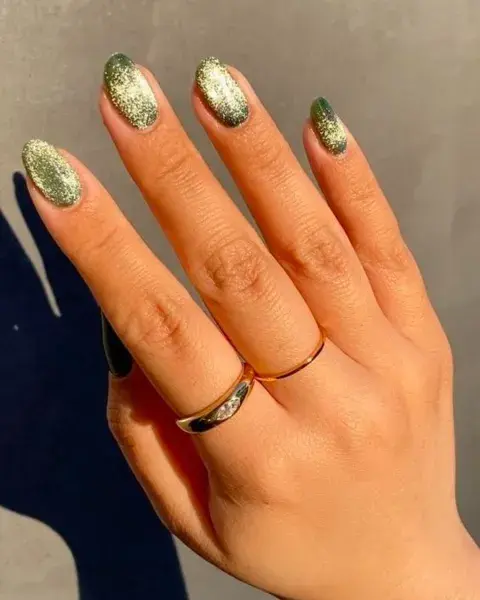 Las uñas velvet son súper tendencia y en verde quedan geniales. Las uñas velvet son súper tendencia y en verde quedan geniales.