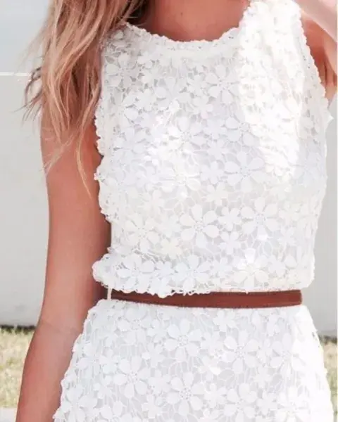 Un conjunto de dos piezas -blusa y falda- en encaje blanco. ¡Hermoso! Un conjunto de dos piezas -blusa y falda- en encaje blanco. ¡Hermoso!