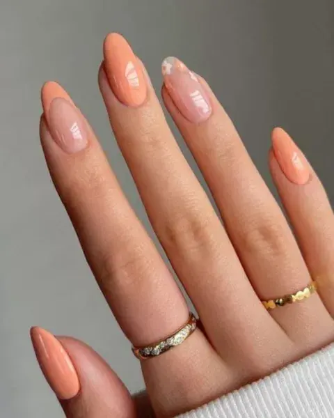 Con uñas plenas, francesitas y hasta sumando algunas pequeñas flores en blanco. Con uñas plenas, francesitas y hasta sumando algunas pequeñas flores en blanco.