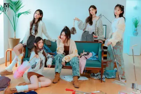 NewJeans está conformado por Hye In, Hae Rin, Hanni, Danielle y Min Ji. NewJeans está conformado por Hye In, Hae Rin, Hanni, Danielle y Min Ji.