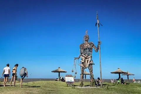 Punta Indio queda a 150kilómetros de Buenos Aires. Punta Indio queda a 150kilómetros de Buenos Aires.