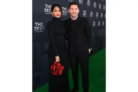 En total black y con el pelo recogido, su cartera en forma de rosa fue el ítem de la temporada. En total black y con el pelo recogido, su cartera en forma de rosa fue el ítem de la temporada.
