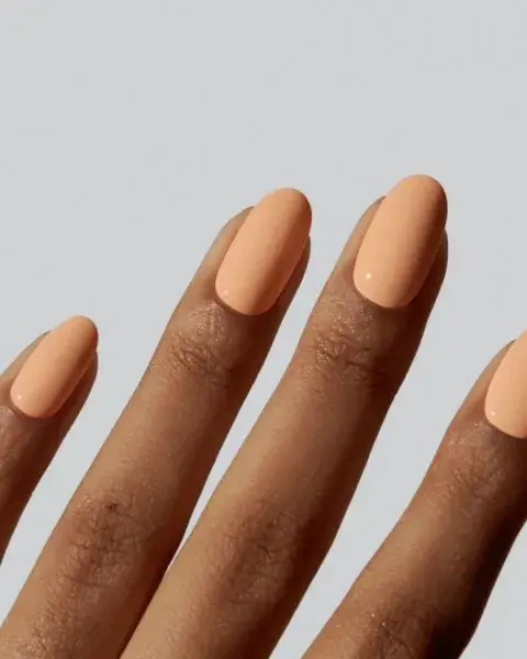 En un tono pleno y con las uñas redondas. En un tono pleno y con las uñas redondas.