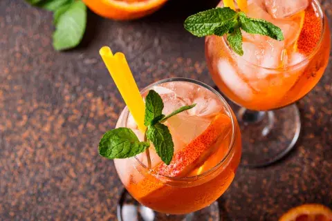 Una de las claves es no mezclar bebidas y elegir una que sea para acompañar la cena. Una de las claves es no mezclar bebidas y elegir una que sea para acompañar la cena.