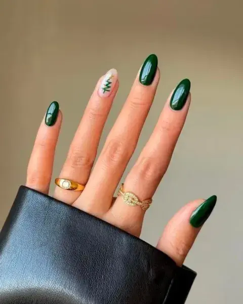 En un tono verde oscuro, el detalle del arbolito en una uña nos pareció genial. En un tono verde oscuro, el detalle del arbolito en una uña nos pareció genial.