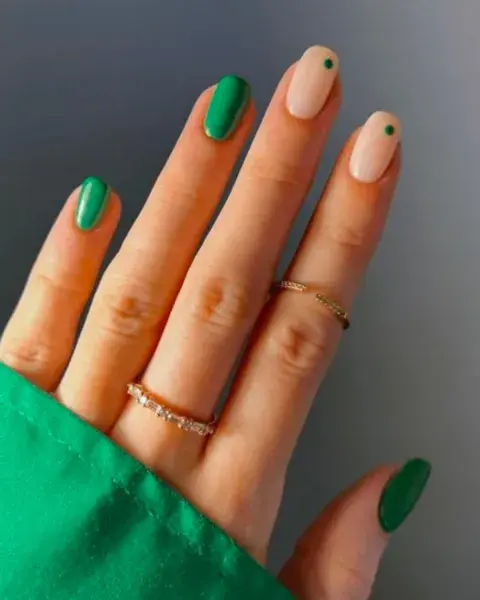 Otra opción muy de moda es sumarte a las dot nails. Otra opción muy de moda es sumarte a las dot nails.