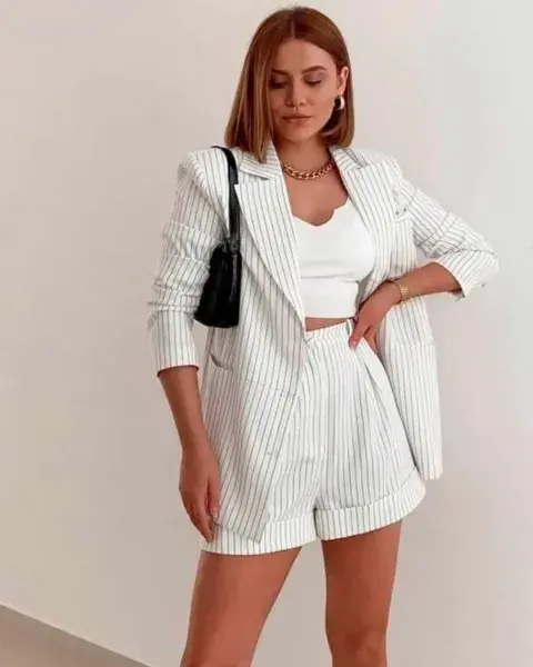 Súper fashionista, este conjunto de tres piezas es un fuego: saco, short tiro alto y crop top. Súper fashionista, este conjunto de tres piezas es un fuego: saco, short tiro alto y crop top.