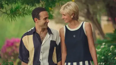 Khalid Abdalla y Elizabeth Debicki como los Dodi Fayed y Lady Di de The Crown. Khalid Abdalla y Elizabeth Debicki como los Dodi Fayed y Lady Di de The Crown.