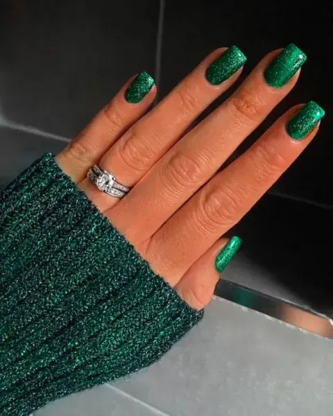 Los esmaltes tornasolados y brillantes también se pusieron muy de moda. Los esmaltes tornasolados y brillantes también se pusieron muy de moda.