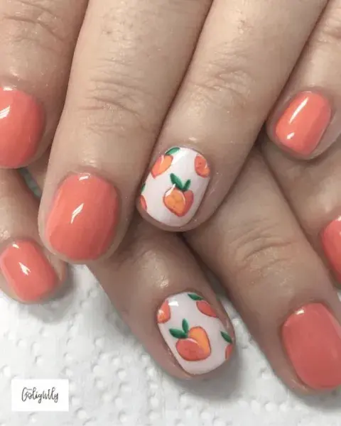 En uñas cortas y con dibujos de duraznos, subir el tono del color es un re sí. En uñas cortas y con dibujos de duraznos, subir el tono del color es un re sí.
