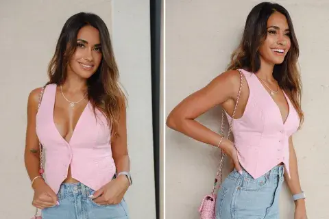 En mood barbiecore, llevó un chaleco rosa combinado con un jean tiro alto. En mood barbiecore, llevó un chaleco rosa combinado con un jean tiro alto.