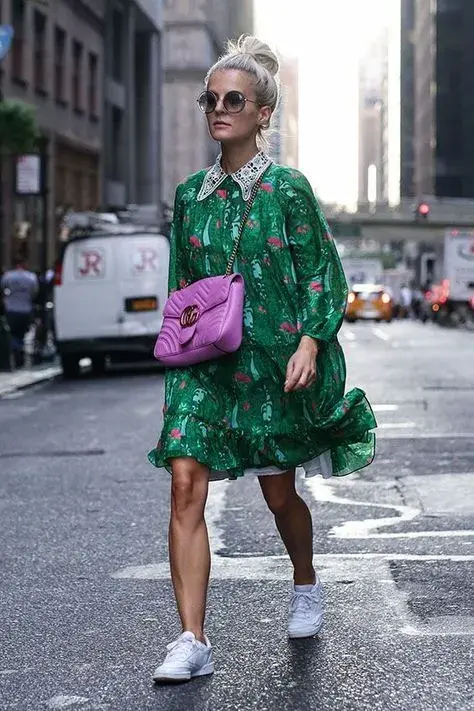 Vestido corto estampado con zapatillas, una dupla que nos encanta. Y si combinas los accesorios al tono, mejor!