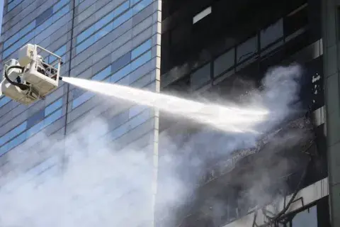 Una mujer murió y 40 resultaron heridos tras un incendio en un edificio. Una mujer murió y 40 resultaron heridos tras un incendio en un edificio.